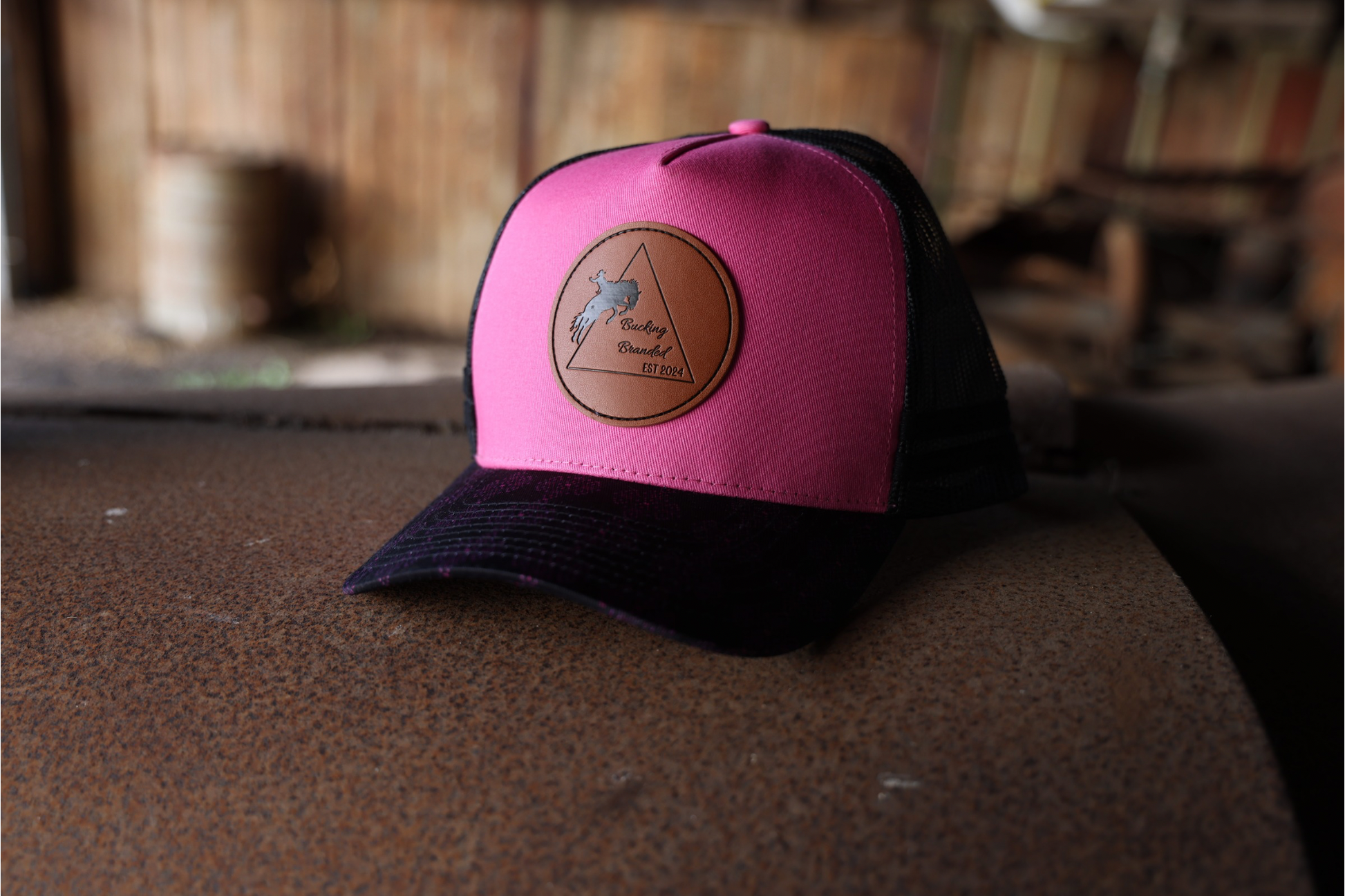 Hot oink & black Trucker cap.
Original Bucking Branded logo on leather patch.
Black, pink & purple aztec pattern on and under brim.