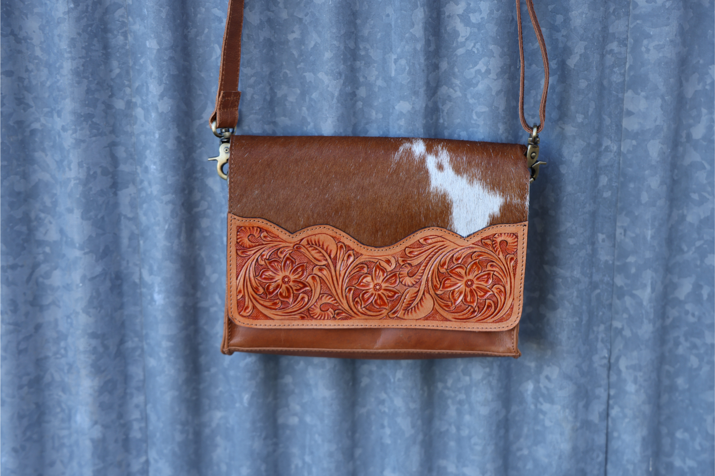 Hair on hide + tooled genuine leather bag.
Fold over front with magnetic closure.