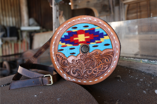 Round leather canteen bag.
Half floral hand tooled pattern, half colourful Aztec saddle blanket.
Zip closure, canvas lined with internal zippered pocket. 